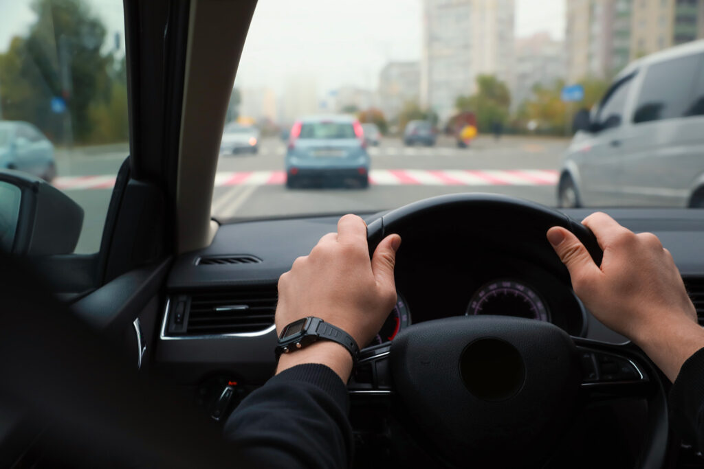 personne au volant attentif à la route