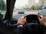 personne au volant attentif à la route