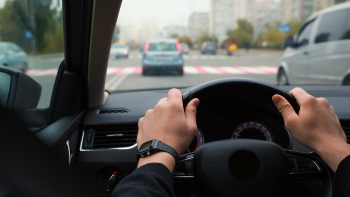 personne au volant attentif à la route