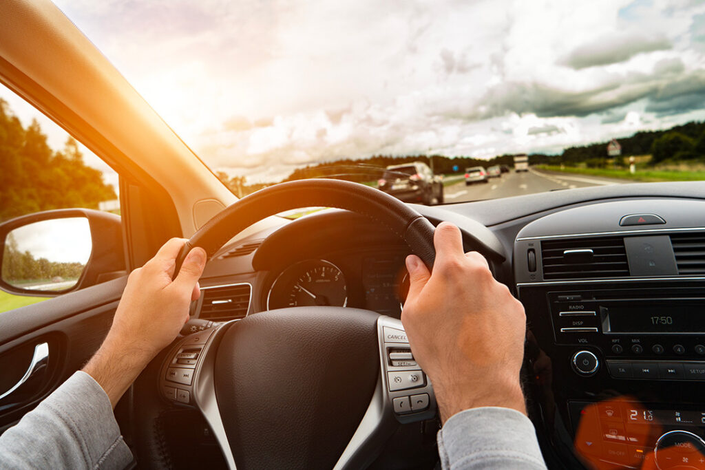 personne conduisant sur l'autoroute