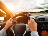 personne conduisant sur l'autoroute