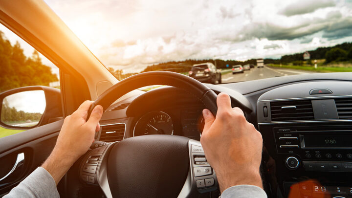 personne conduisant sur l'autoroute