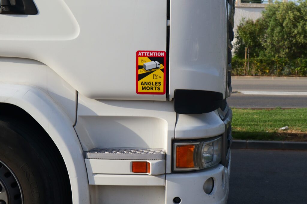 photo d'un camion avec sticker "attention angles morts"