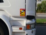 photo d'un camion avec sticker "attention angles morts"