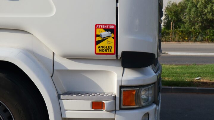 photo d'un camion avec sticker "attention angles morts"