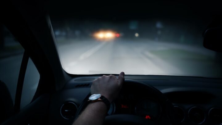 Voiture qui conduit de nuit.