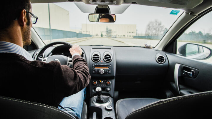 conducteur attentif, vue de dos