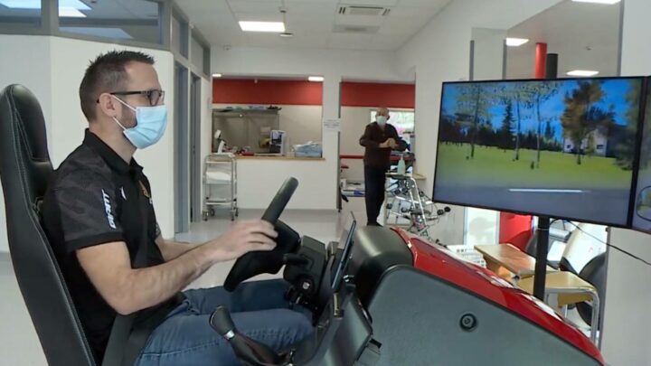 homme sur un simulateur Develter Innovation en centre de santé